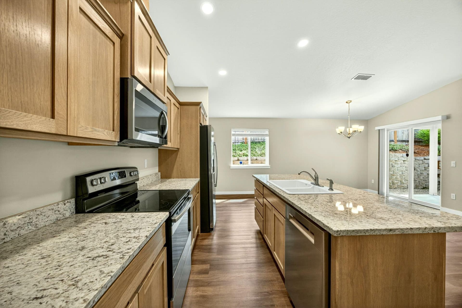 ApxUnitA00018. Photo 4 of 37, 3001 University Road Unit A & B, Grants Pass, OR 97527