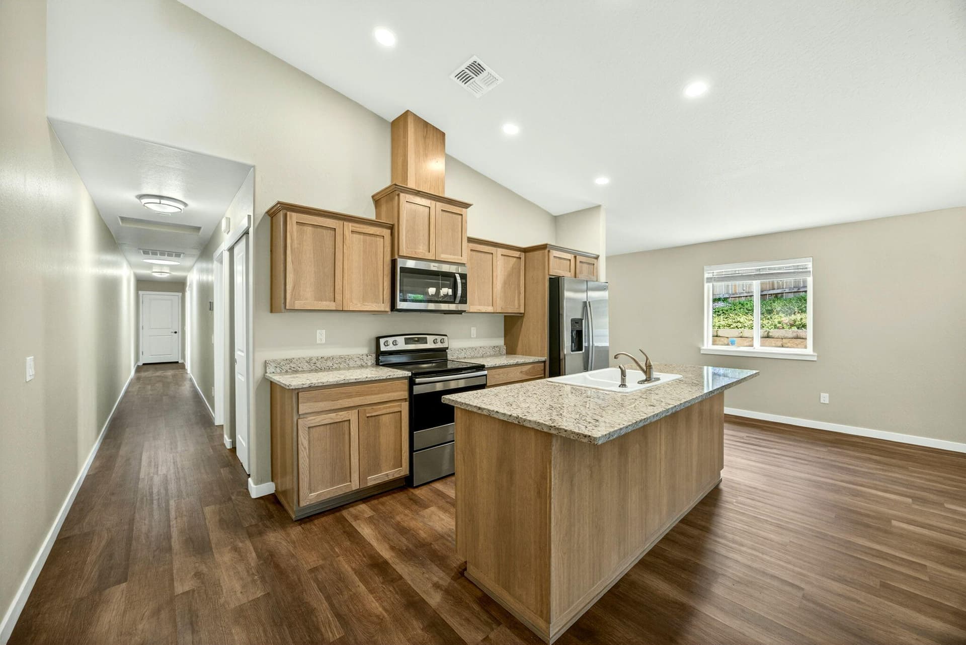 ApxUnitA00017. Photo 5 of 37, 3001 University Road Unit A & B, Grants Pass, OR 97527