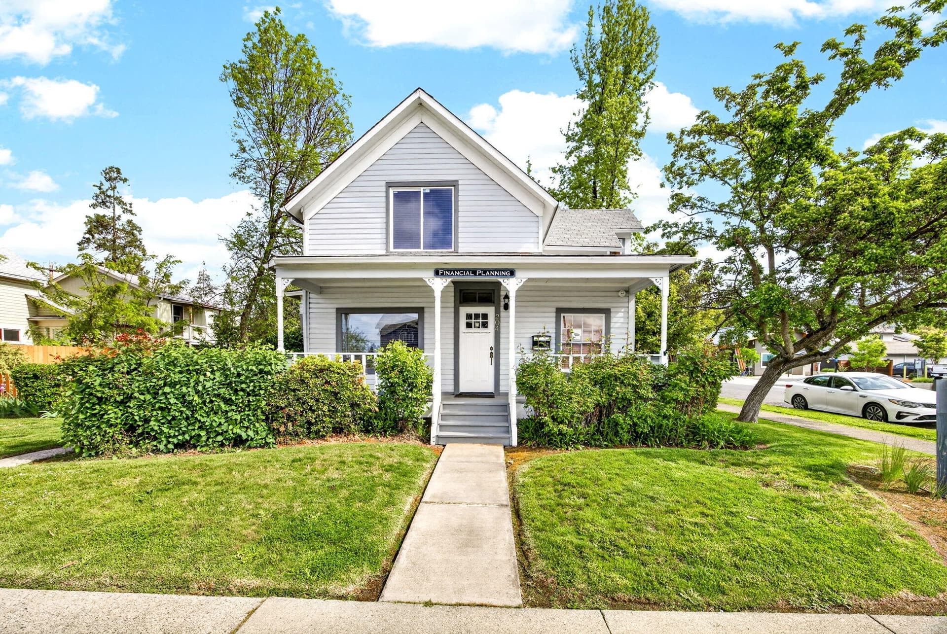 ApxNWE00001. Photo 1 of 34, 204 NW E Street, Grants Pass, OR 97526