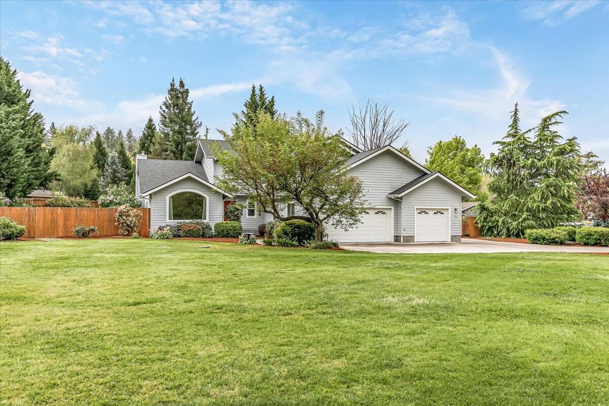 02-2. Photo 3 of 68, 133 Kingsgate Way, Grants Pass, OR 97527