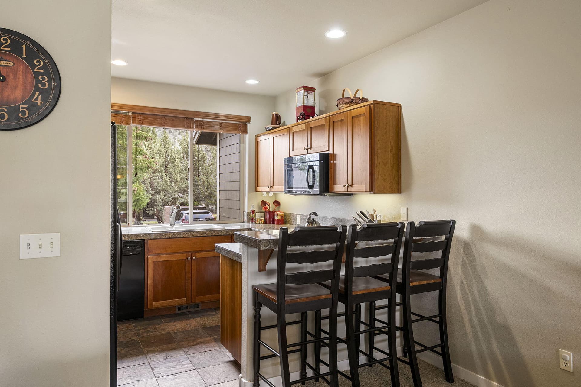 Kitchen and Breakfast Bar. Photo 5 of 39, 679 Sage Country Court, Redmond, OR 97756