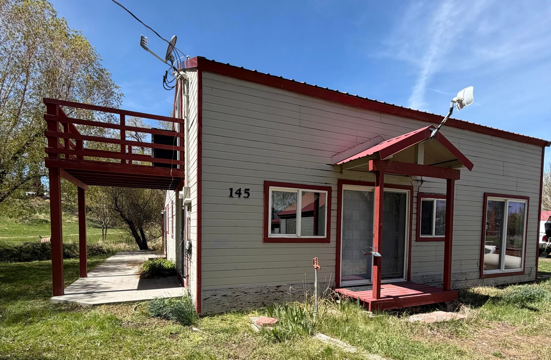 Side porch and upper deck. Photo 5 of 47, 145 Green Street, Paisley, OR 97636