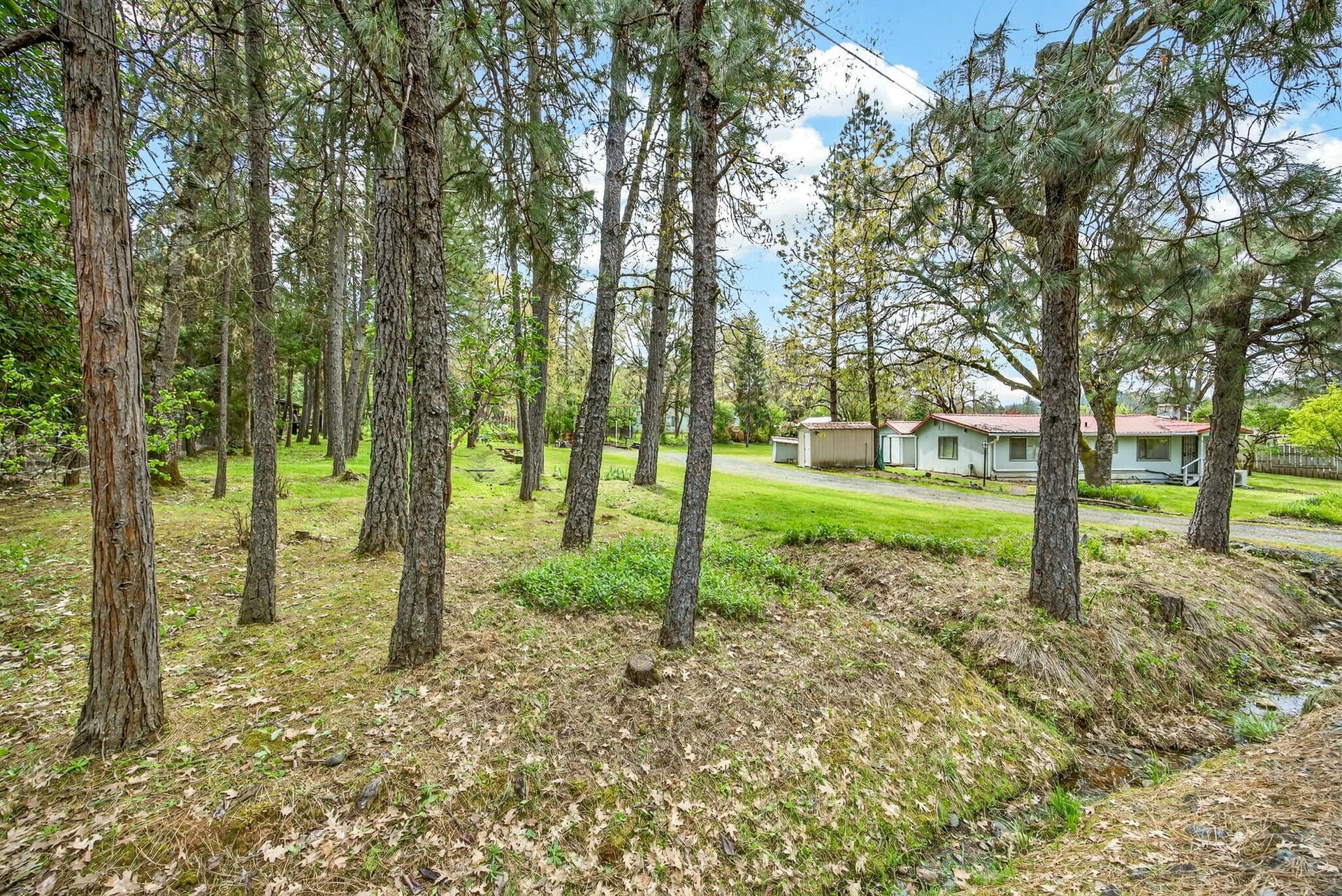 ApxFR00003. Photo 1 of 36, 135 Frankham Road, Grants Pass, OR 97527
