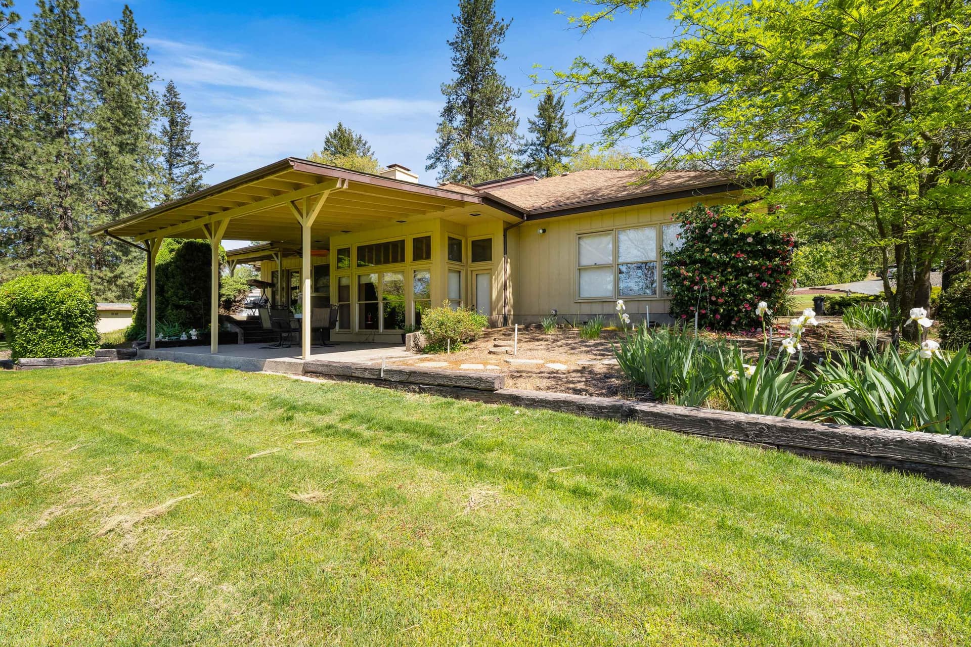 Country/Golf Club Feel. Photo 5 of 38, 254 El Camino Way, Grants Pass, OR 97526