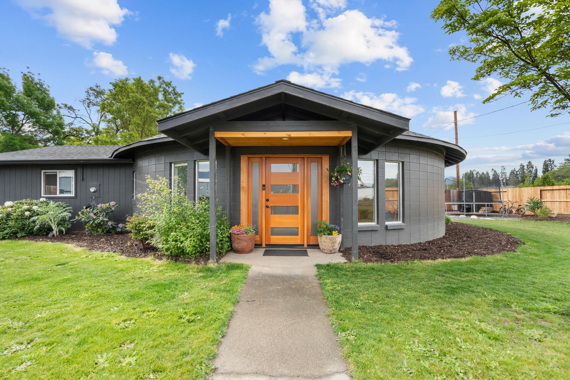 1. Photo 1 of 37, 1027 SE M, Grants Pass, OR 97526