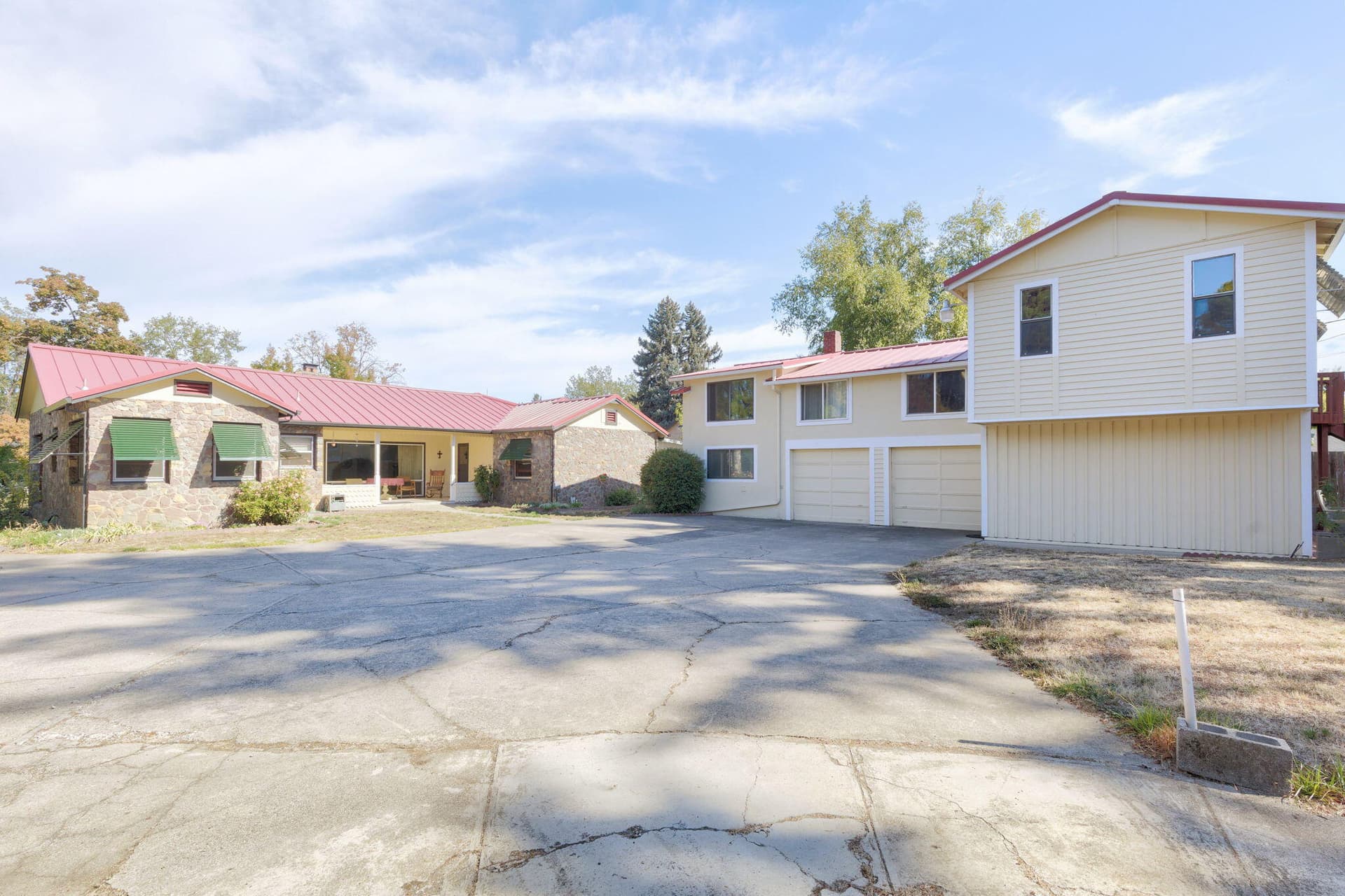 Front Driveway/Parking. Photo 5 of 56, 547 Oakdale Drive, Medford, OR 97501