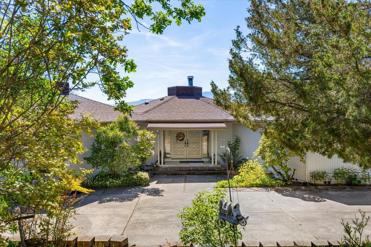 3. Photo 3 of 37, 2340 Hillside Drive, Central Point, OR 97502