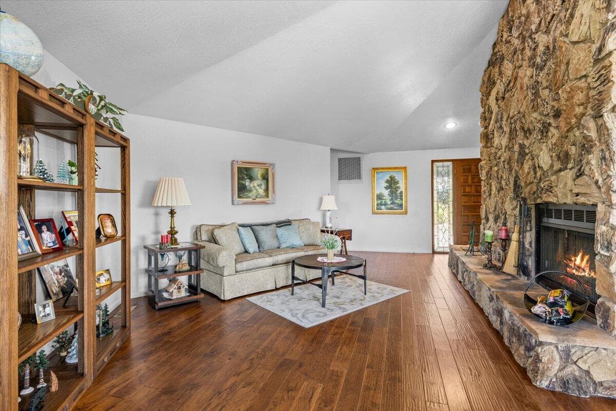 4. Photo 4 of 37, 2340 Hillside Drive, Central Point, OR 97502