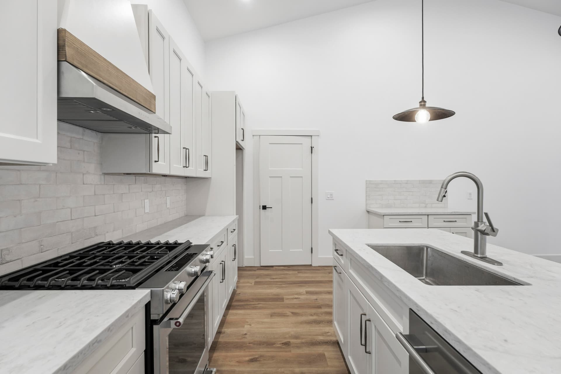 23-Kitchen. Photo 3 of 38, 17216 Jacinto Road, Bend, OR 97707