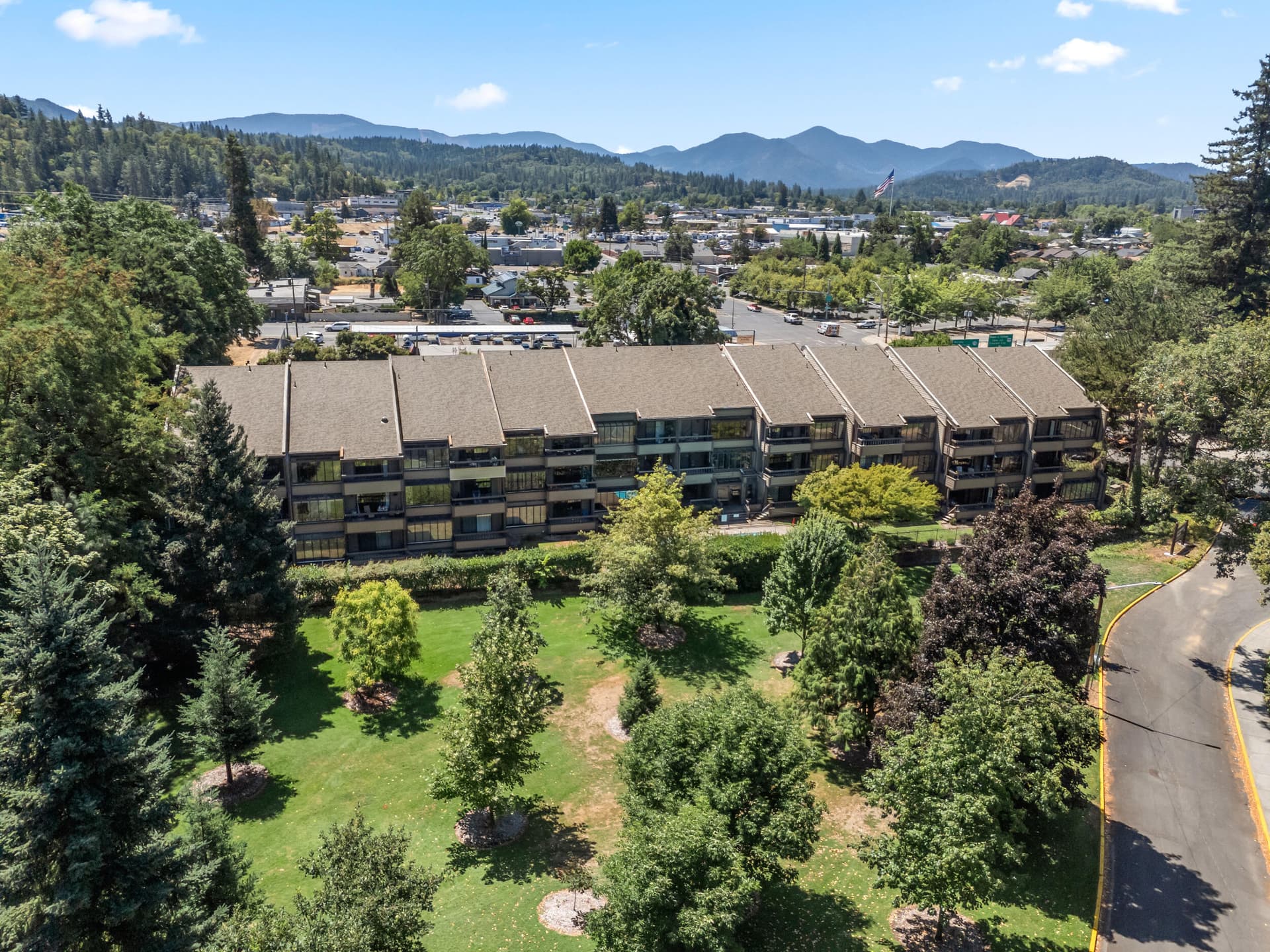 1_115 rogue river hwy unit 307, grants p. Photo 1 of 39, 115 Rogue River Highway Unit APT 307, Grants Pass, OR 97527