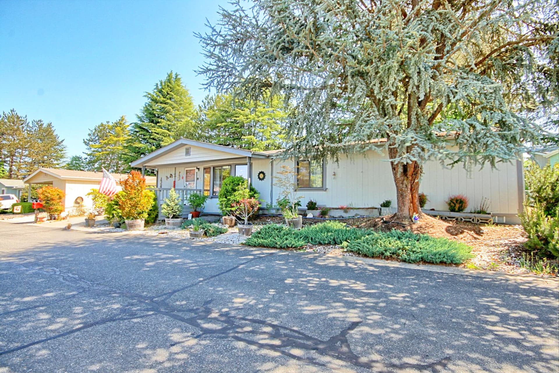 Tamarac. Photo 2 of 35, 1848 Tamarac Lane, Grants Pass, OR 97527