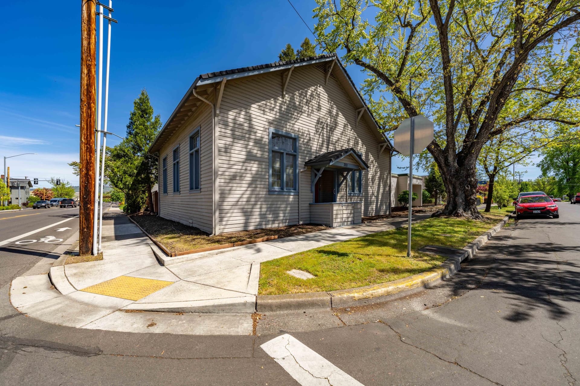 301-5. Photo 5 of 42, 301 S Ivy Street, Medford, OR 97501