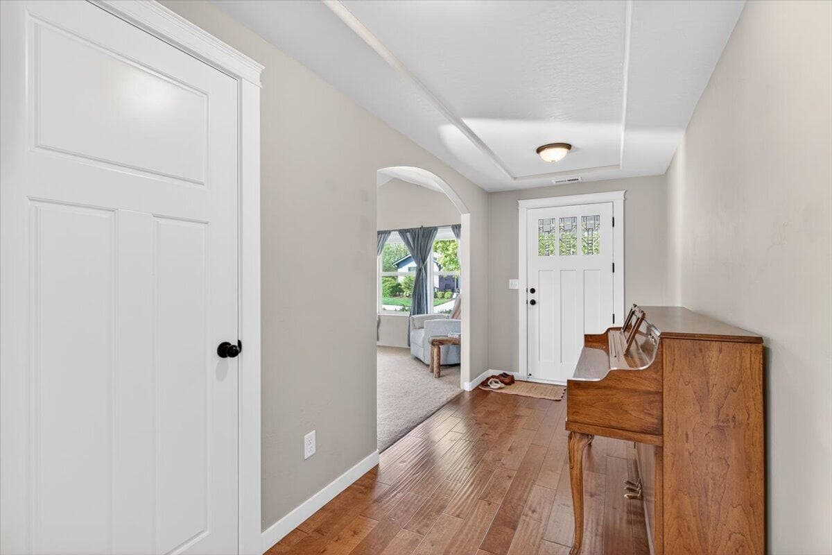 Entrance Hallway. Photo 3 of 27, 500 Antilles Lane, Medford, OR 97501