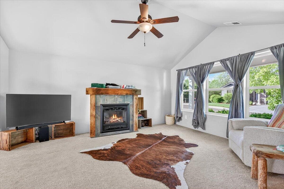 Living Room. Photo 4 of 27, 500 Antilles Lane, Medford, OR 97501