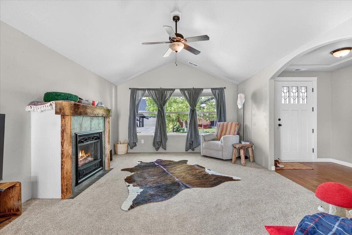 Living Room. Photo 5 of 27, 500 Antilles Lane, Medford, OR 97501