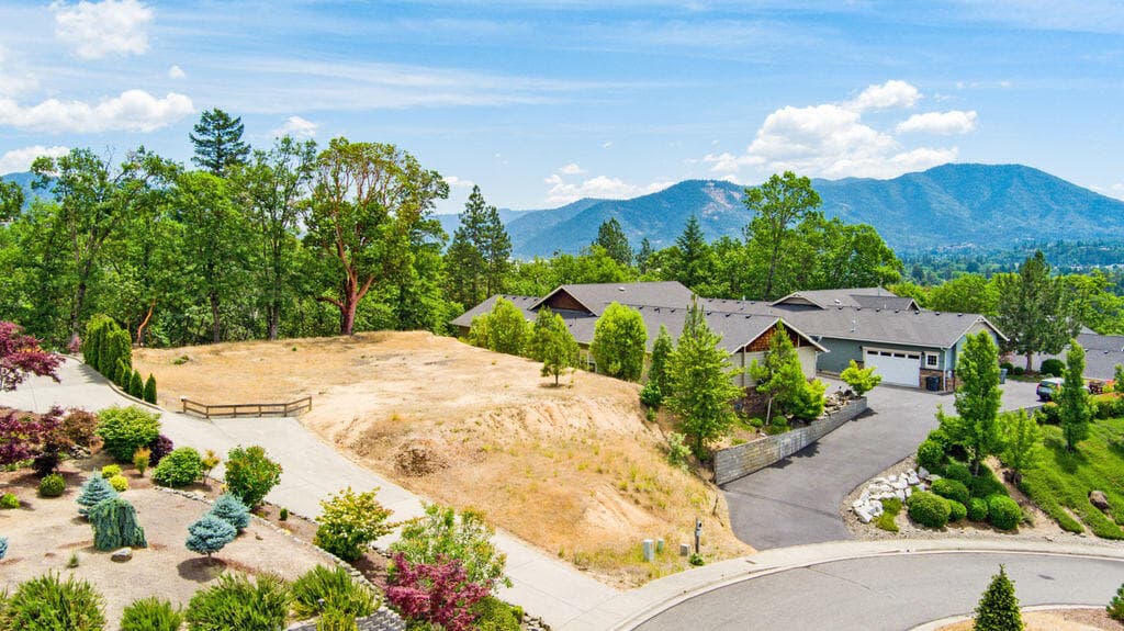 NRL(6). Photo 1 of 11, 166 NW Native Run Loop, Grants Pass, OR 97526
