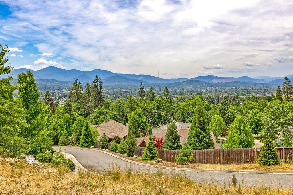 NRL(5). Photo 2 of 11, 166 NW Native Run Loop, Grants Pass, OR 97526