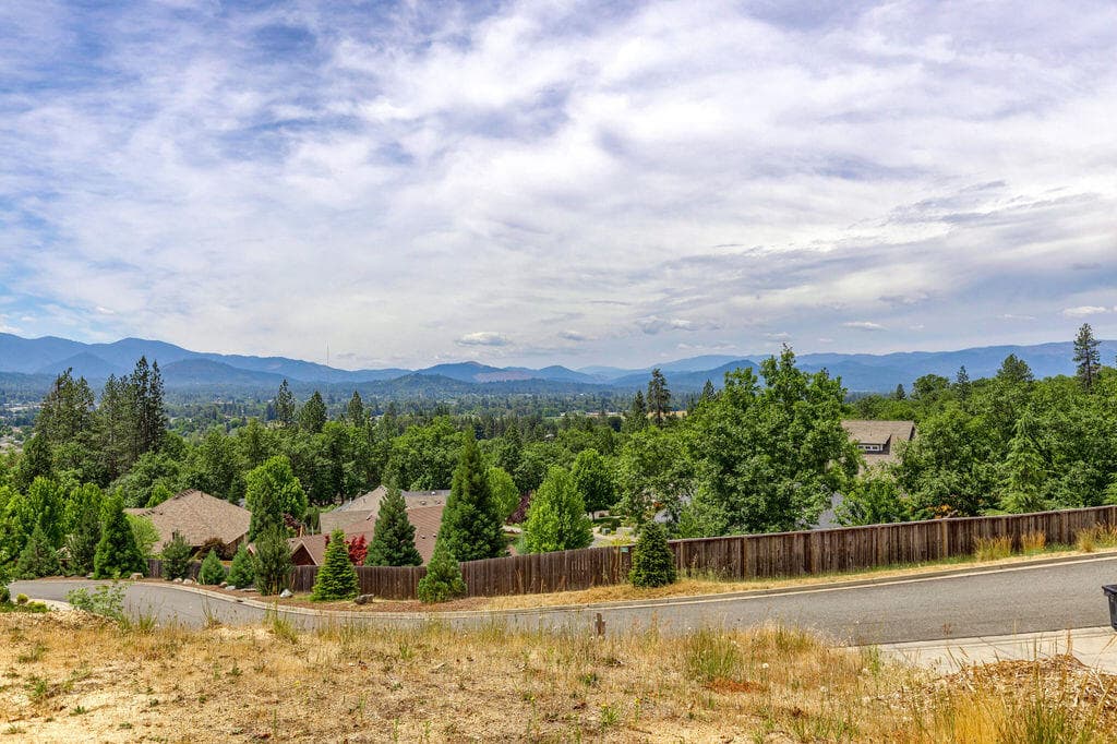 NRL(2). Photo 3 of 11, 166 NW Native Run Loop, Grants Pass, OR 97526