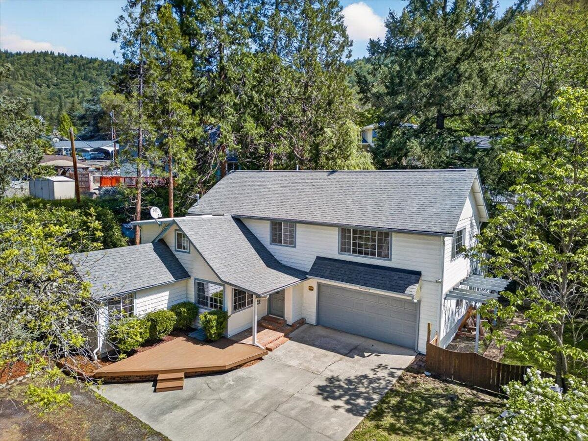 04-4. Photo 2 of 55, 1635 NE Beacon Drive, Grants Pass, OR 97526