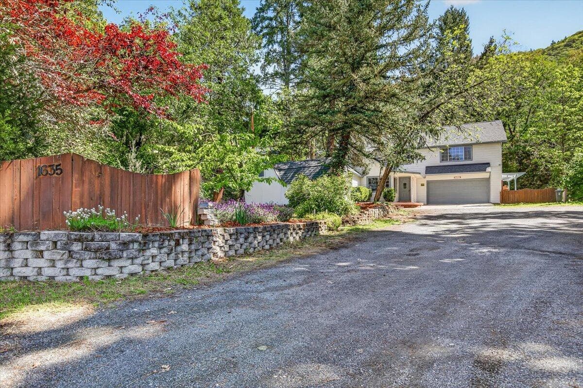 05-5. Photo 5 of 55, 1635 NE Beacon Drive, Grants Pass, OR 97526