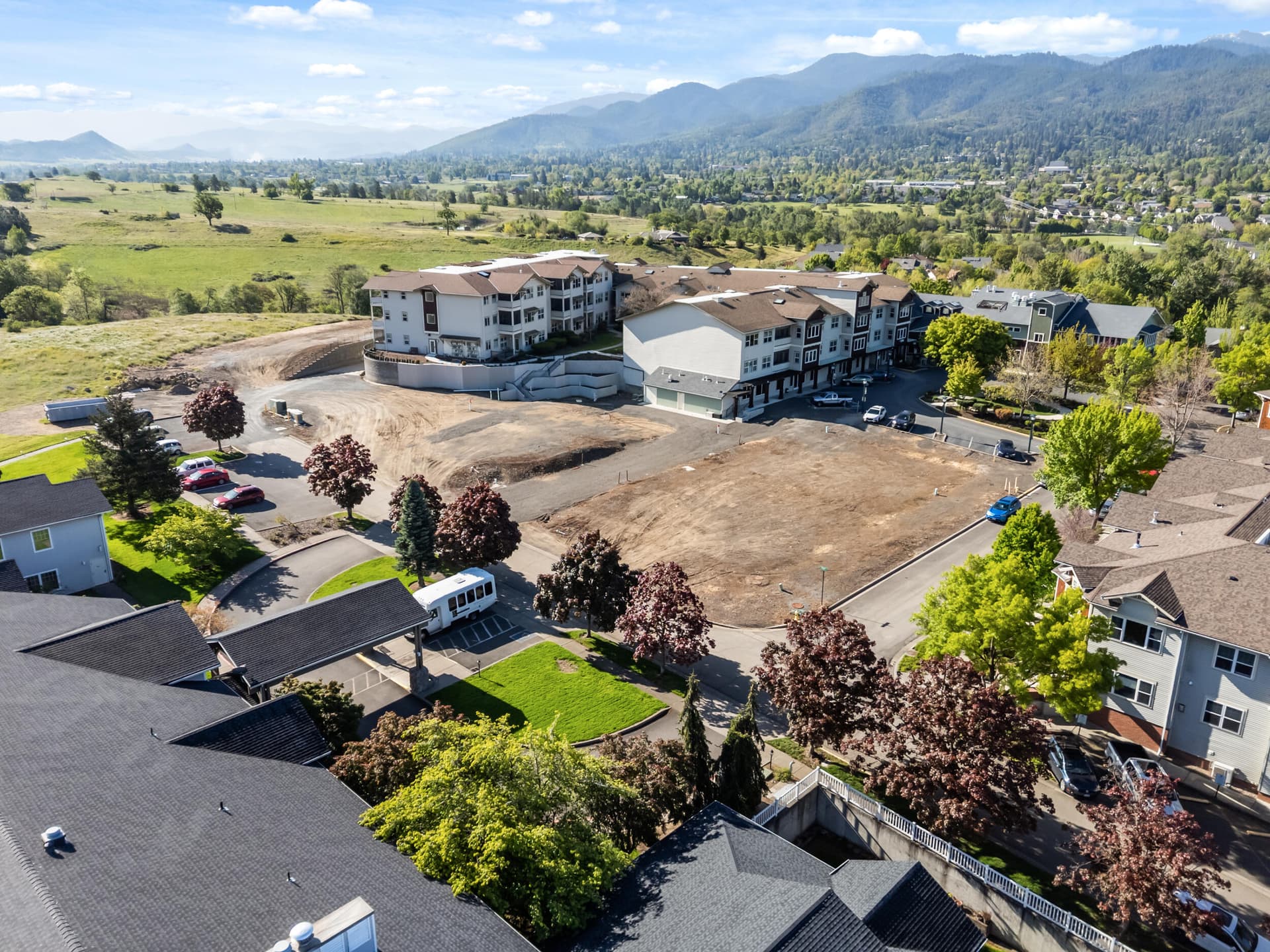 4_933 mountain meadows cir, ashland, or. Photo 4 of 21, 993 Mountain Meadows Drive, Ashland, OR 97520