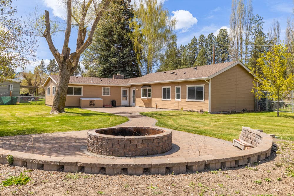 Built in Outdoor Seating and Fireplace. Photo 1 of 25, 2761 Minna Street, Bonanza, OR 97623