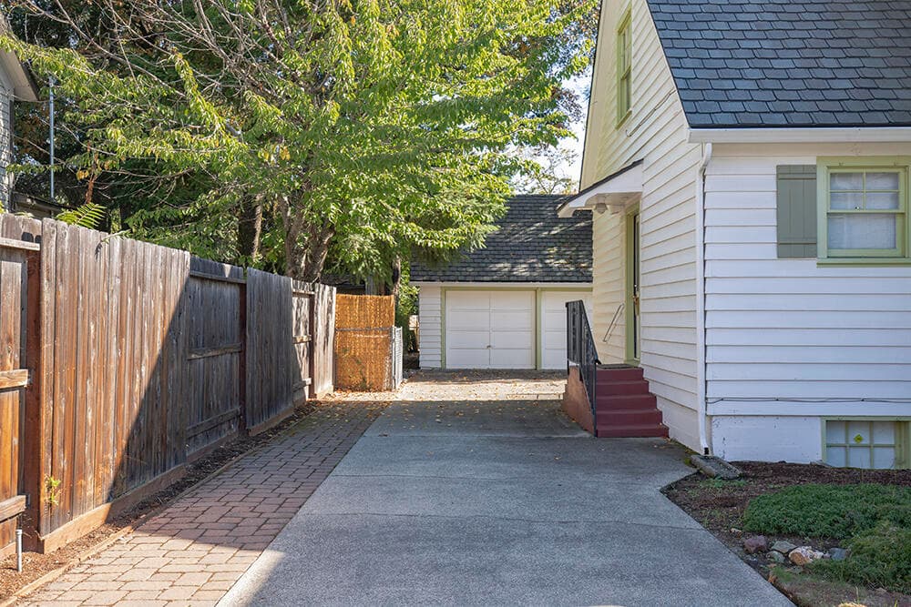 3. Photo 5 of 52, 719 NW 3rd Street, Grants Pass, OR 97526