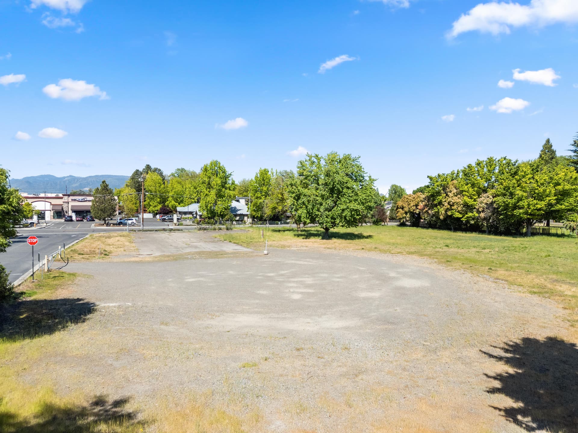 2_1370 poplar dr, medford, or 97504-dr-0. Photo 2 of 13, 1370 Poplar Drive, Medford, OR 97504