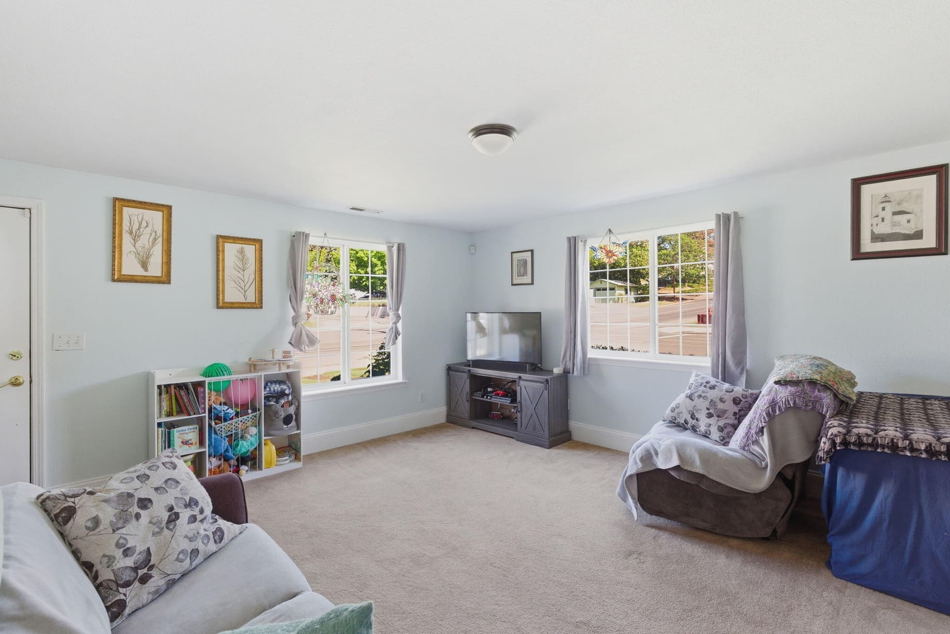 Living rm. Photo 5 of 37, 515 NW Dimmick Street, Grants Pass, OR 97526