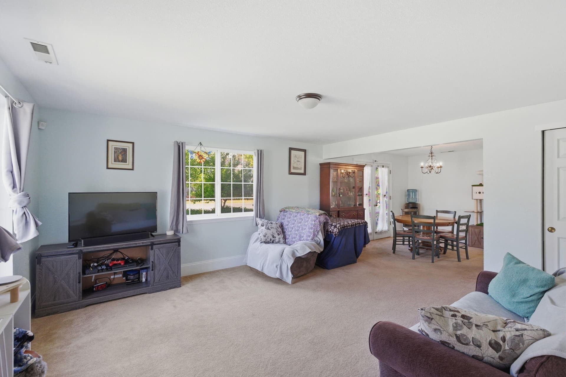 Living rm. Photo 2 of 37, 515 NW Dimmick Street, Grants Pass, OR 97526