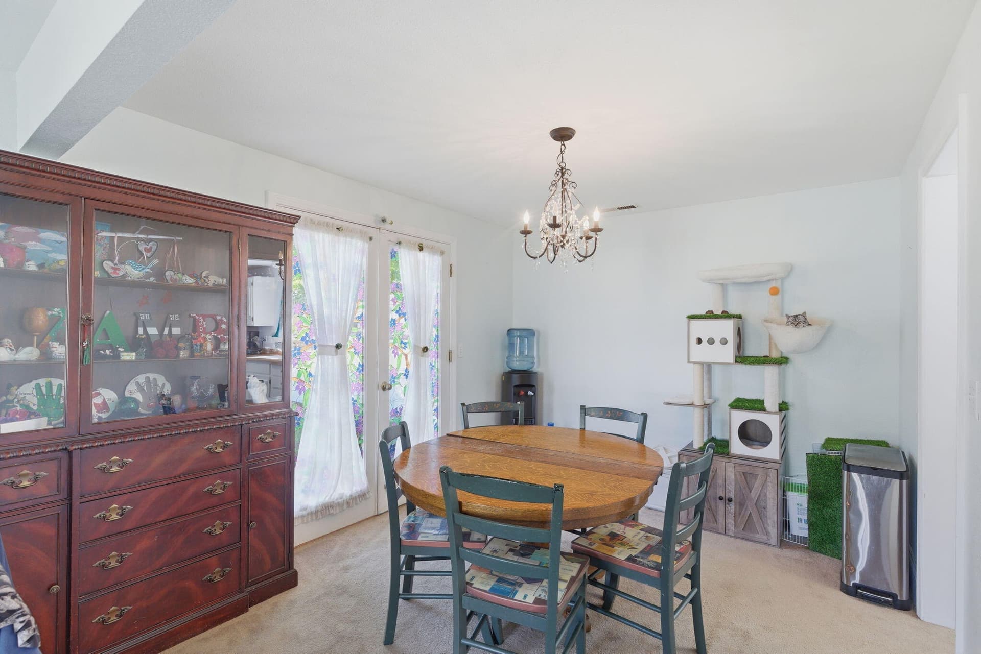 Dining area. Photo 3 of 37, 515 NW Dimmick Street, Grants Pass, OR 97526