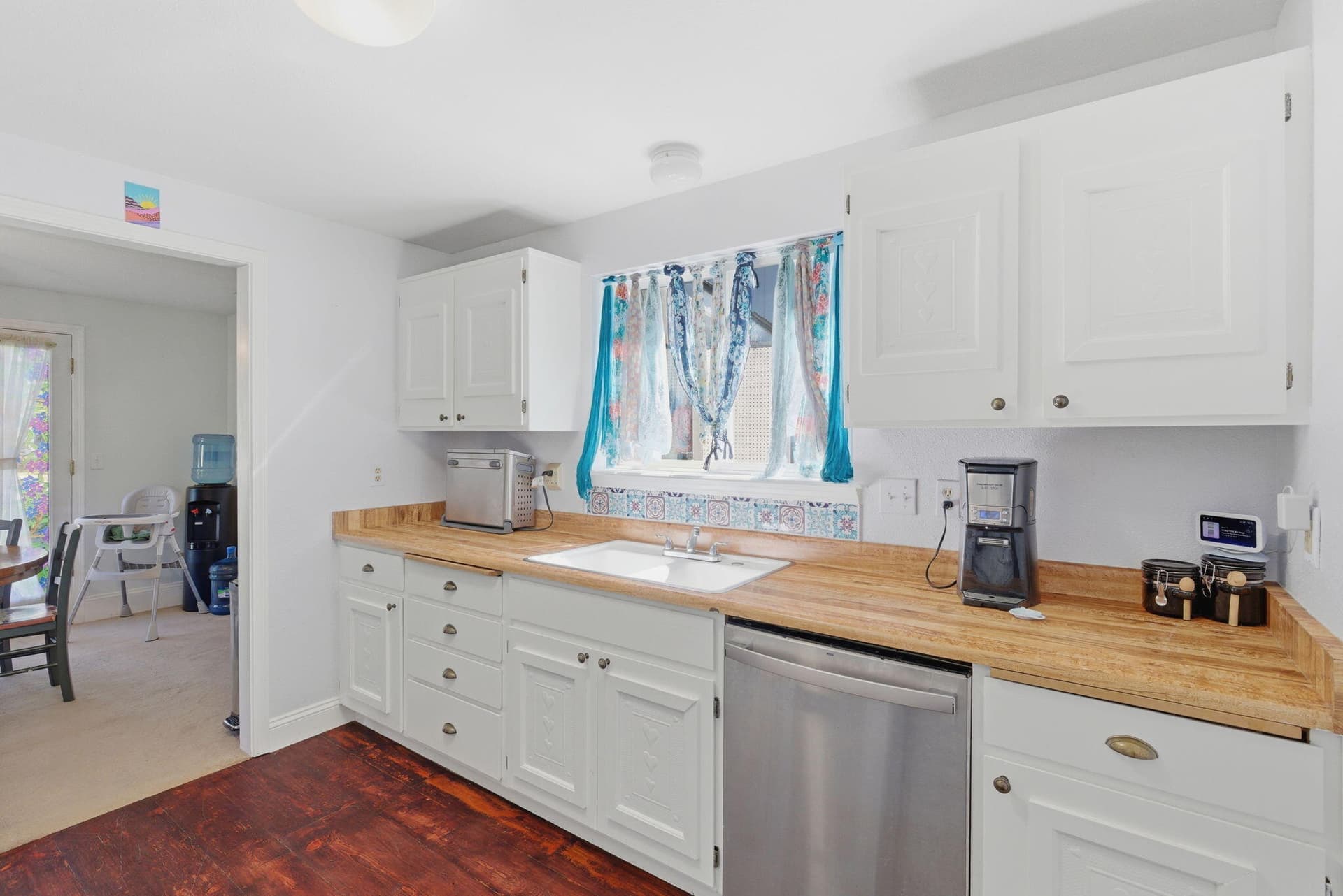 Kitchen. Photo 4 of 37, 515 NW Dimmick Street, Grants Pass, OR 97526