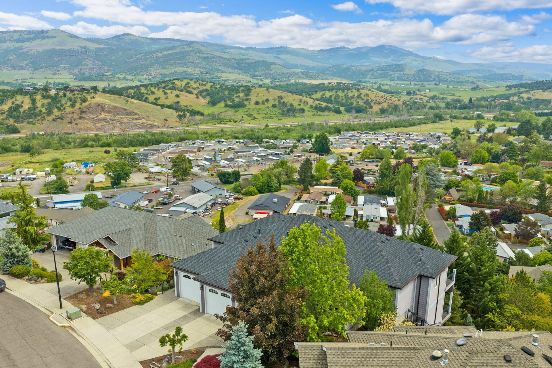 5. Photo 5 of 55, 817 Amerman Drive, Phoenix, OR 97535