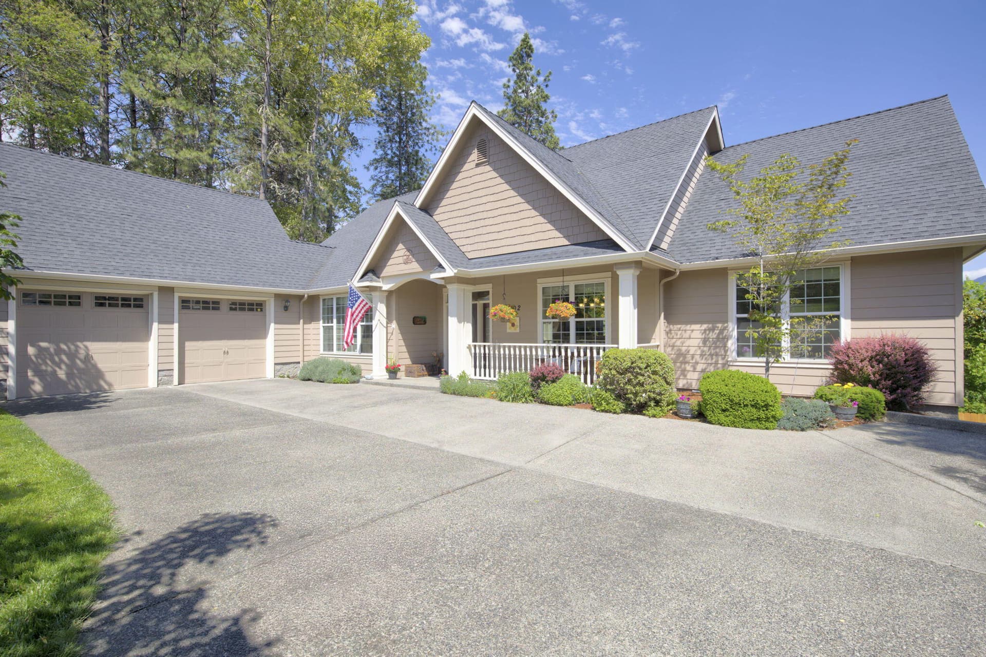4. Photo 4 of 68, 2202 SE Linden Lane, Grants Pass, OR 97527