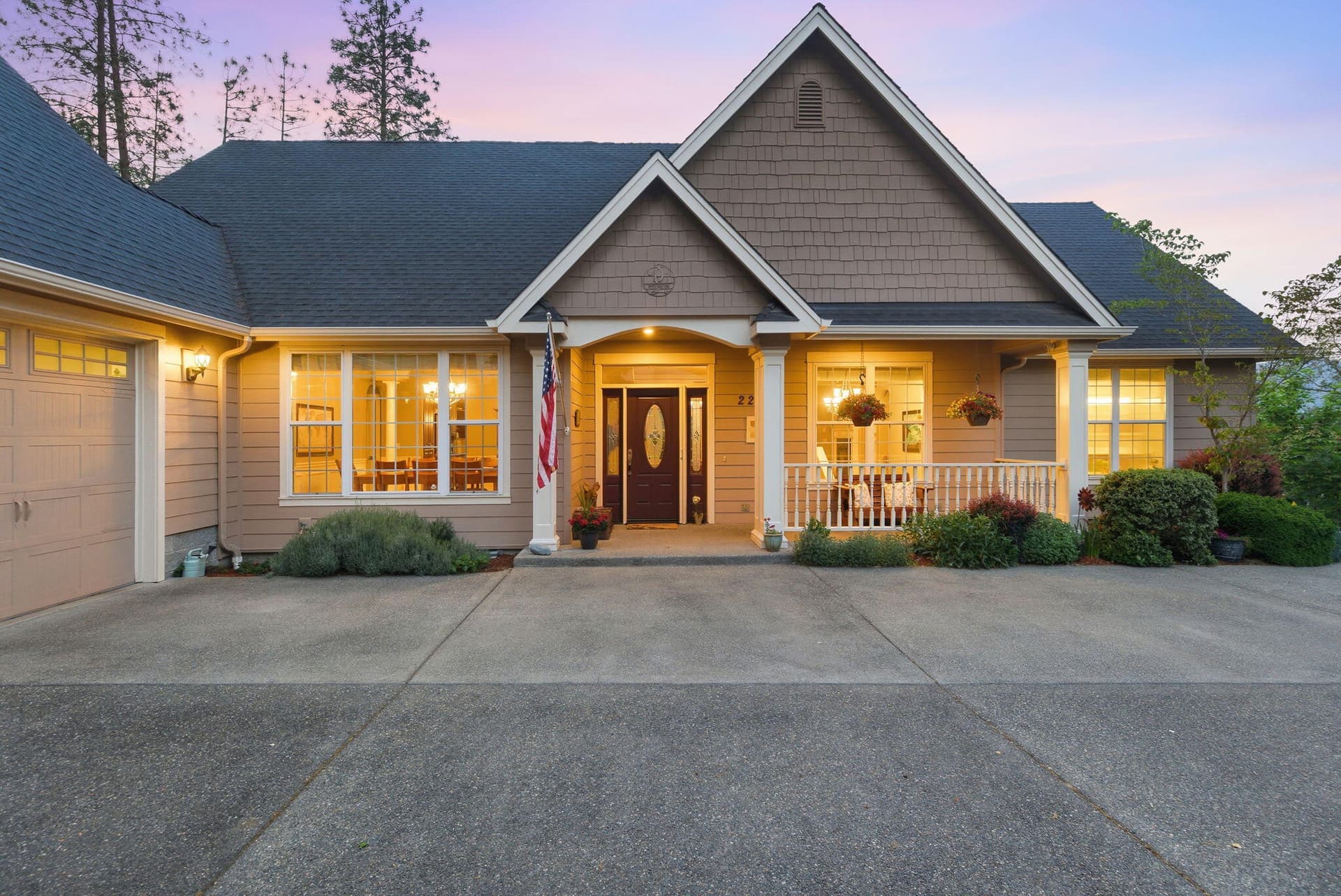 2. Photo 2 of 68, 2202 SE Linden Lane, Grants Pass, OR 97527