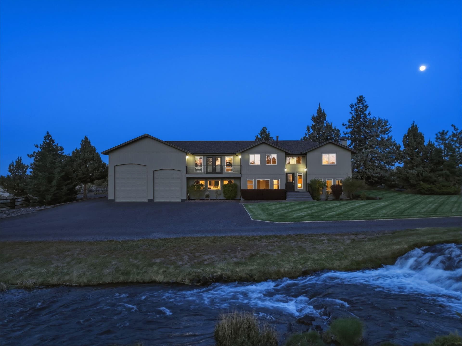 122-web-or-mls-Riley_Visuals_018_Twiligh. Photo 2 of 131, 21283 Dove Lane, Bend, OR 97702