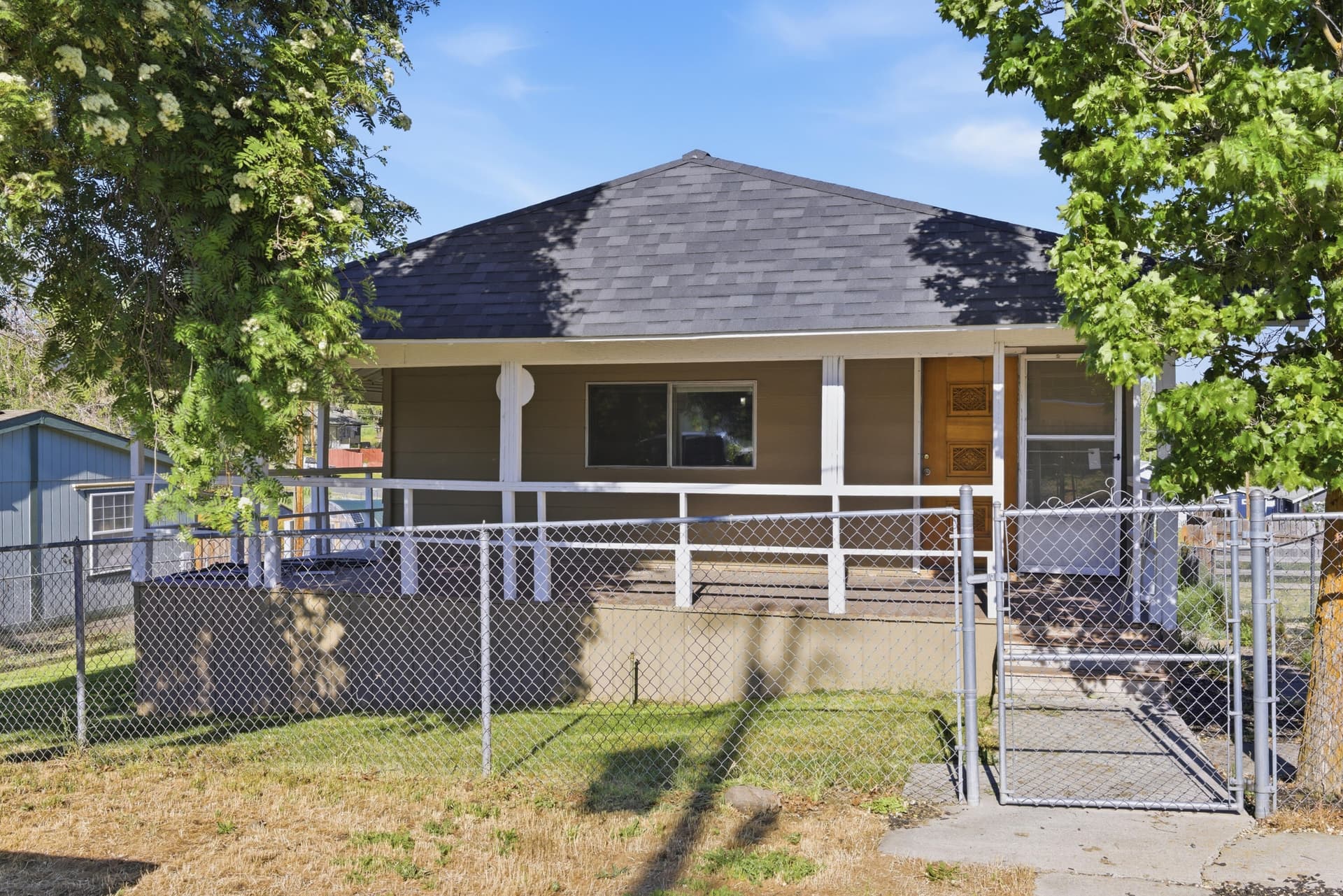 01 Exterior 4. Photo 2 of 48, 1335 Lakeview Avenue, Klamath Falls, OR 97601