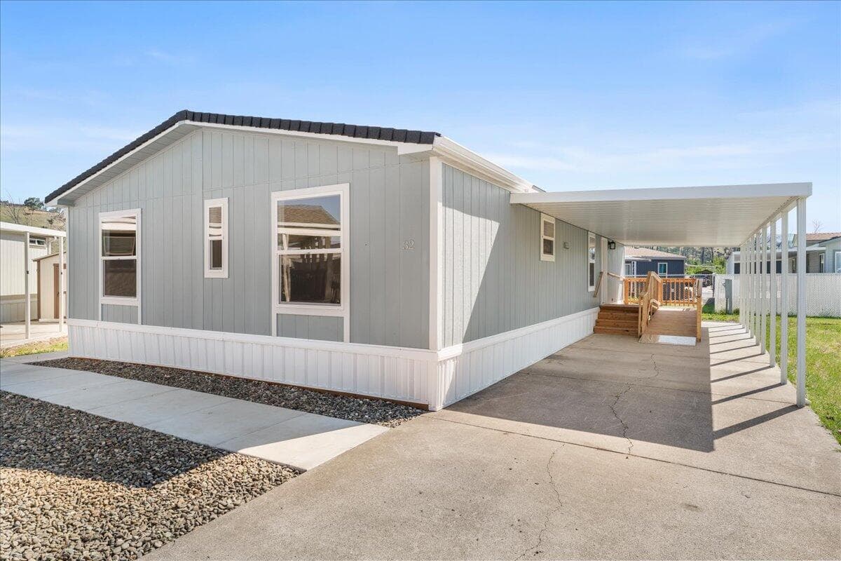 01. Photo 1 of 26, 4729 S Pacific Highway Unit 32, Phoenix, OR 97535