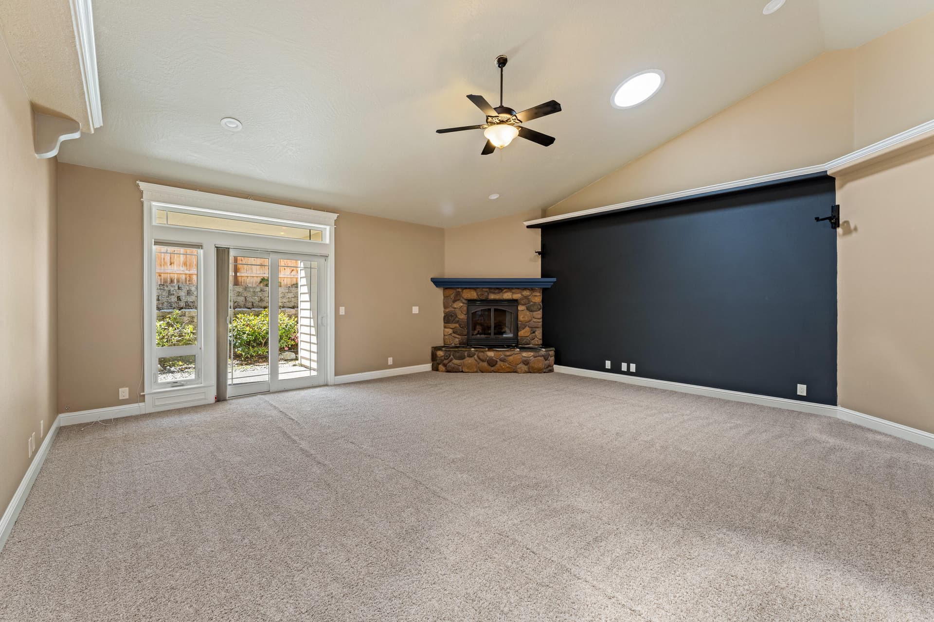 09-INT (2 of 23). Photo 5 of 30, 2310 Haviland Drive, Grants Pass, OR 97527
