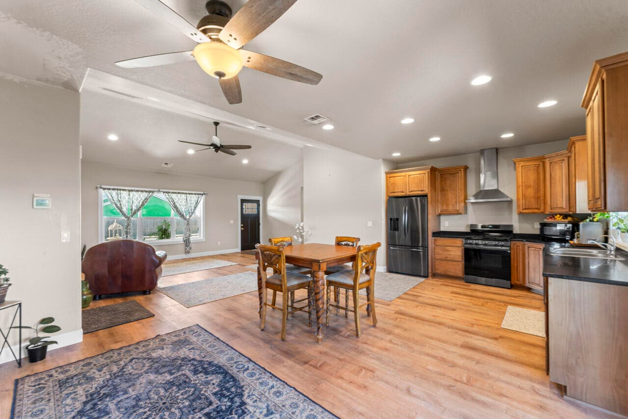 Dinning area. Photo 5 of 33, 412 Barnum Drive, Phoenix, OR 97535