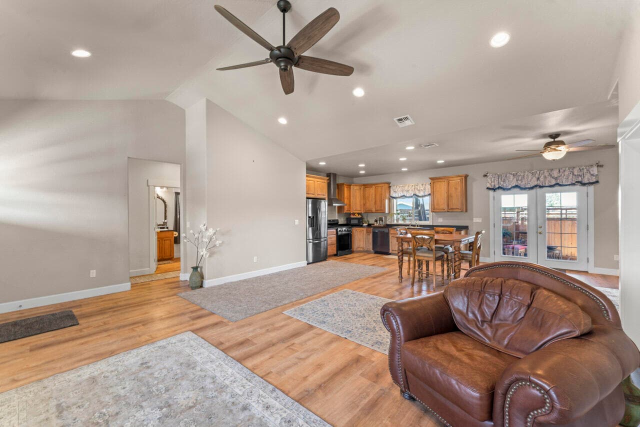 Living room. Photo 4 of 33, 412 Barnum Drive, Phoenix, OR 97535