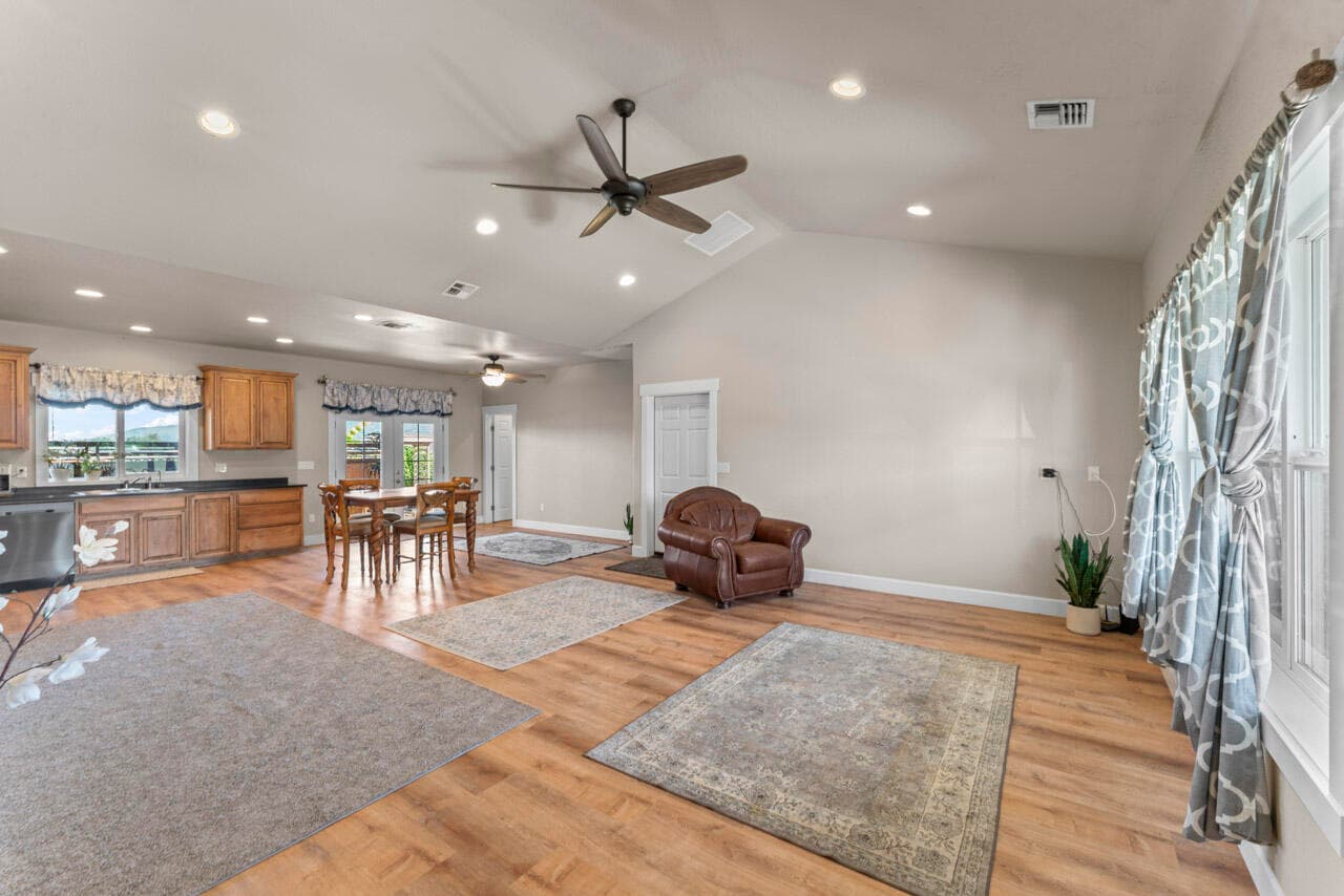 Entrance. Photo 3 of 33, 412 Barnum Drive, Phoenix, OR 97535