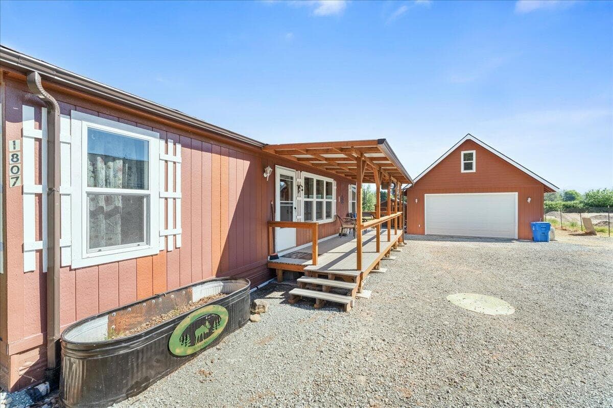 04-Exterior. Photo 5 of 40, 1807 Rounds Avenue, Grants Pass, OR 97527