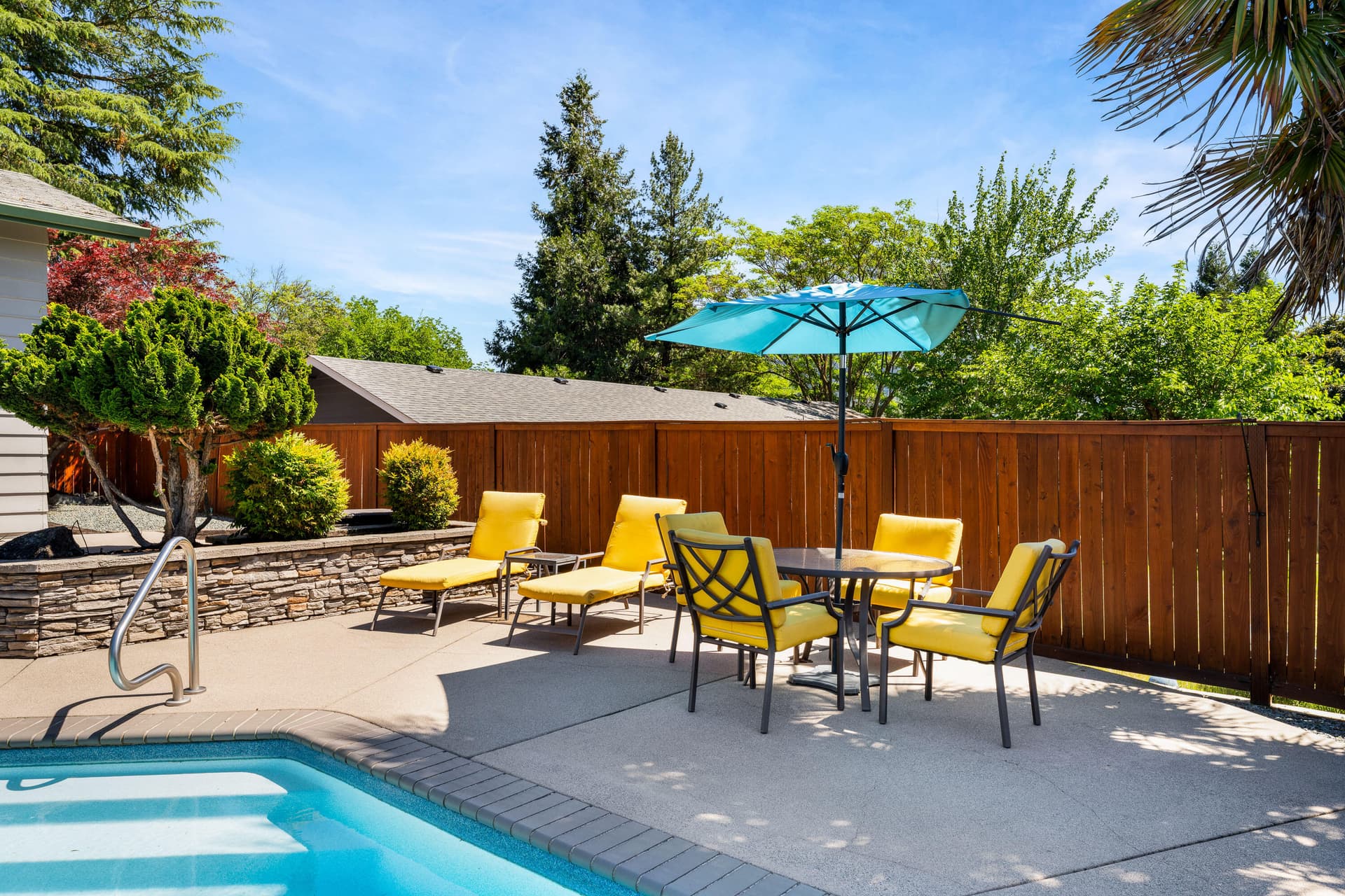 EXT (4 of 12). Photo 3 of 38, 440 NE Royal Drive, Grants Pass, OR 97526