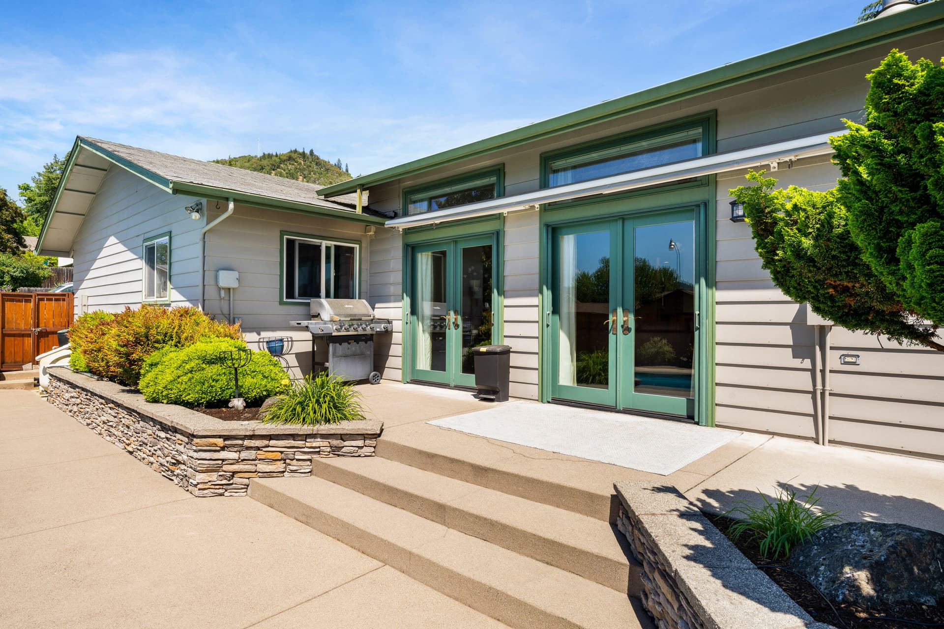 EXT (6 of 12). Photo 2 of 38, 440 NE Royal Drive, Grants Pass, OR 97526