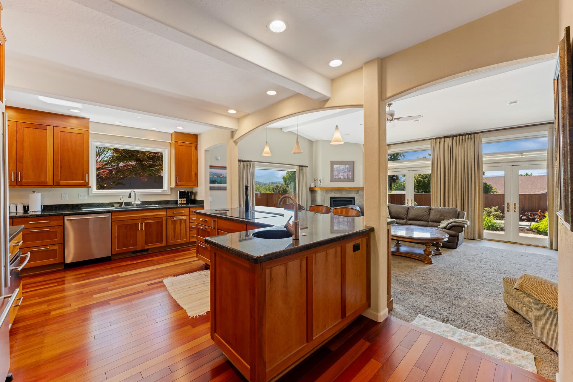 INT (1 of 23). Photo 5 of 38, 440 NE Royal Drive, Grants Pass, OR 97526