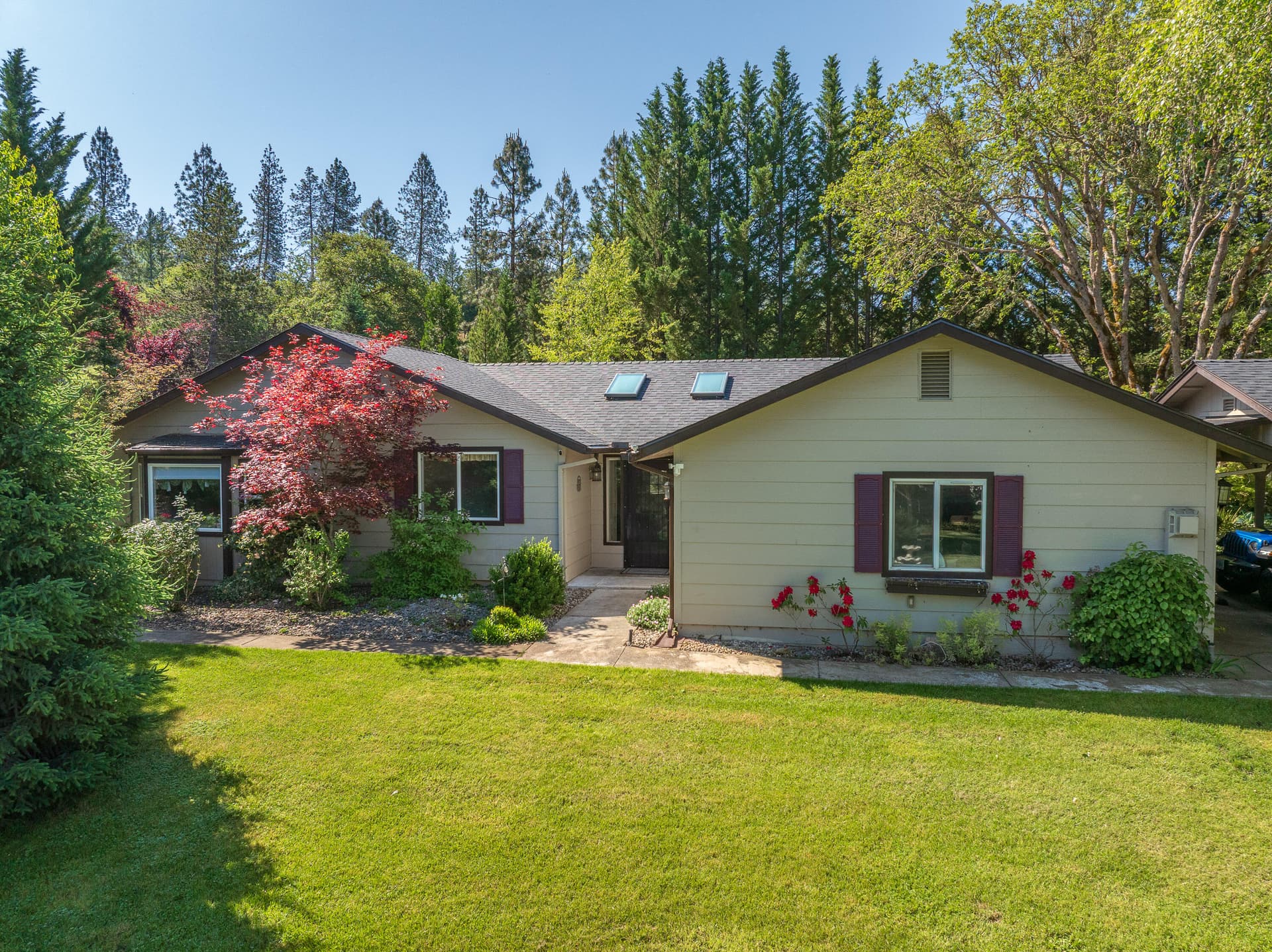 345PonderosaLn-004. Photo 2 of 56, 345 Ponderosa Lane, Grants Pass, OR 97527