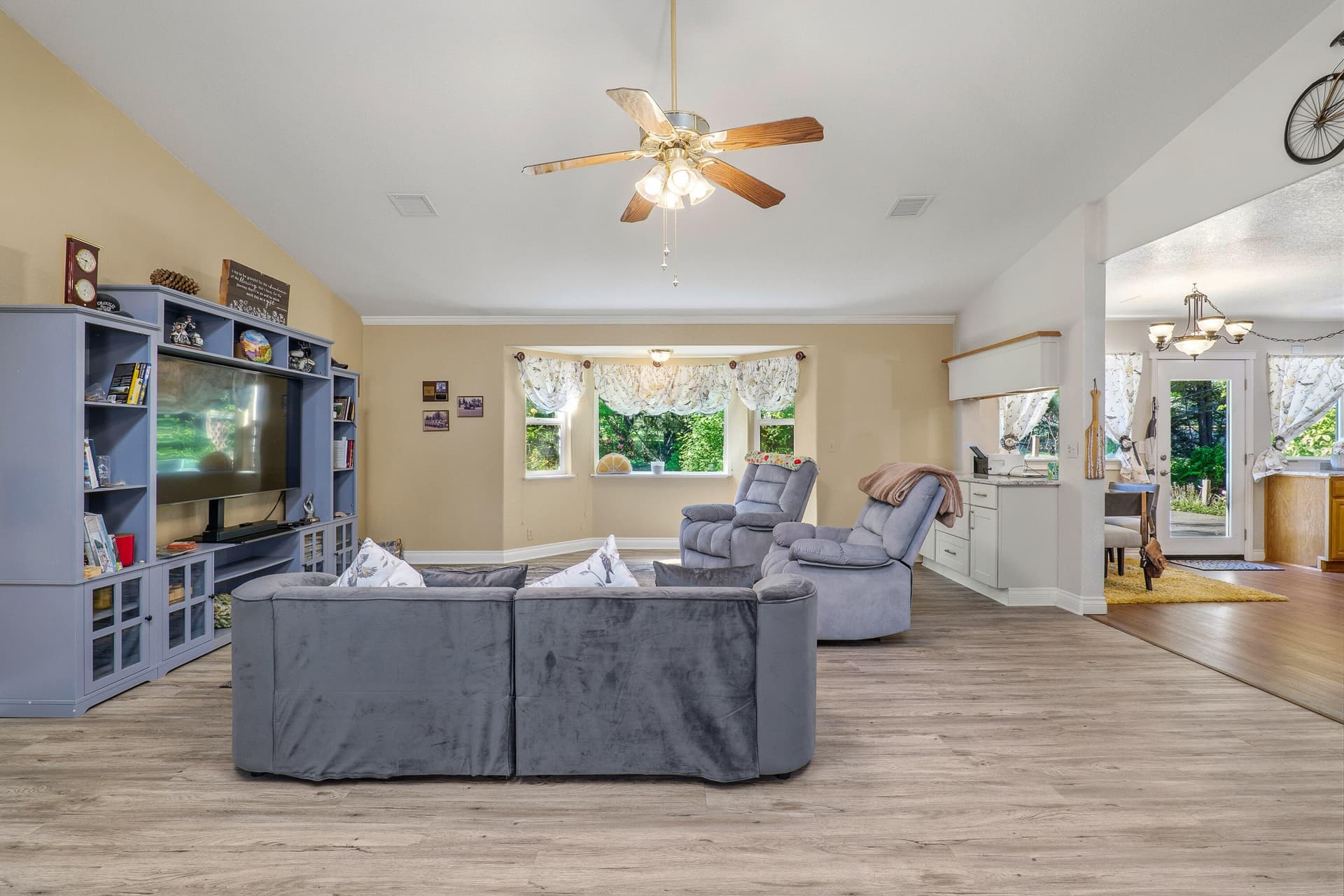 345PonderosaLn-012. Photo 5 of 56, 345 Ponderosa Lane, Grants Pass, OR 97527