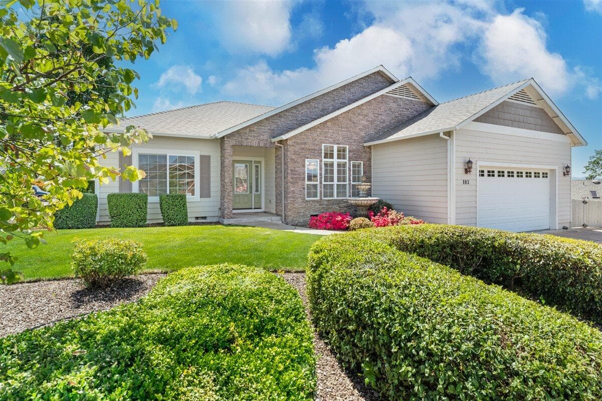 1. Photo 1 of 32, 103 Greenmoor Drive, Eagle Point, OR 97524