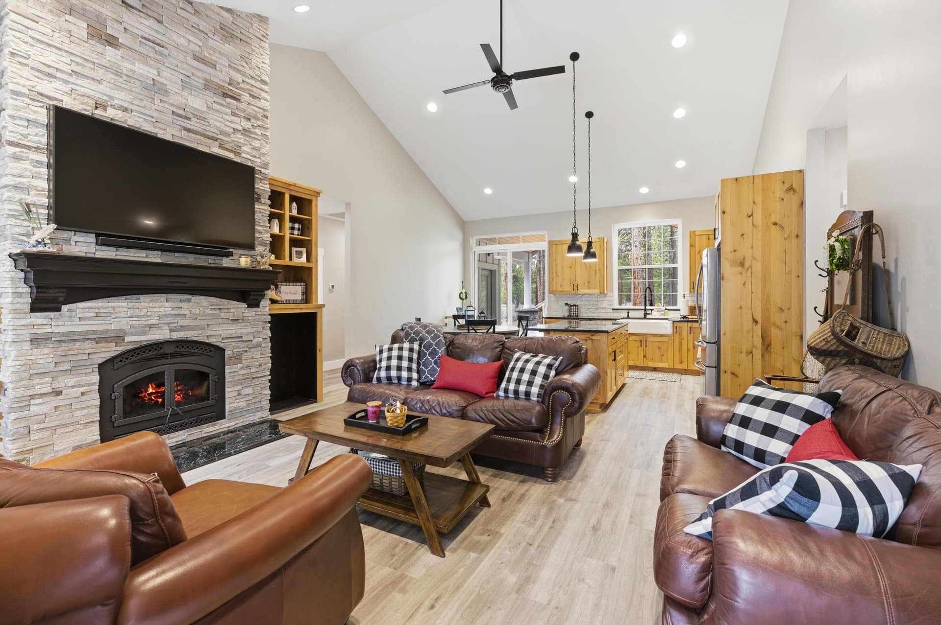 Living Room. Photo 4 of 31, 51795 Pine Loop Drive, La Pine, OR 97739